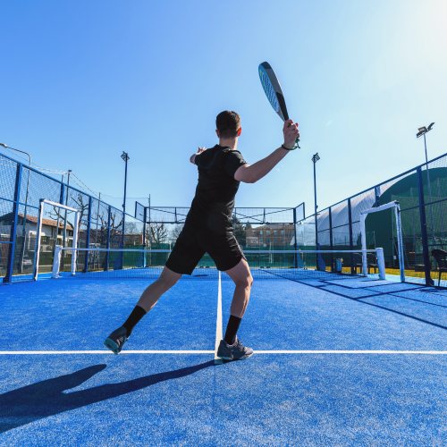 Atleta di padel in azione
